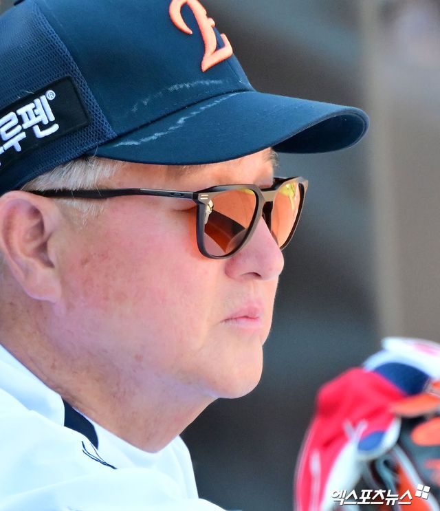 한화 이글스 김경문 감독이 29일 대전 한화생명 볼파크에서 삼성 라이온즈와의 홈경기를 앞두고 선수들의 훈련을 지켜보고 있다. 대전, 김한준 기자