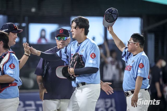 롯데 자이언츠는 29일 부산 사직야구장에서 열린 2025 신한 SOL Bank KBO리그 NC 다이노스와 홈경기에서 6-4로 승리했다. 김태형 롯데 감독은 이날 수비 상황에서 나온 결정적인 실책 3개를 두고 '연승을 이어가려 더 잘하려고 하다 보니 몇 개의 에러가 나온 거 같다. 오늘 경기를 계기로 더욱 좋아질 것'이라며 선수단을 감쌌다. 롯데 자이언츠