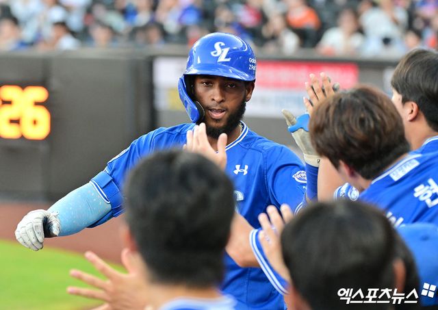 삼성 라이온즈 르윈 디아즈가 29일 대전 한화 이글스전에서 1회부터 홈런을 친 뒤 동료들의 축하를 받고 있다. 대전, 김한준 기자