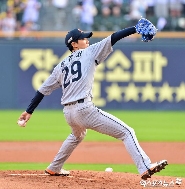 한화 이글스 투수 황준서가 올해 정규시즌 경기에 등판해 투구하고 있다. 엑스포츠뉴스 DB