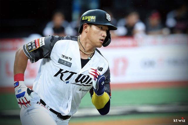 KT 위즈 안현민이 올해 정규시즌 경기에서 홈런을 친 뒤 베이스를 돌고 있다. KT 위즈