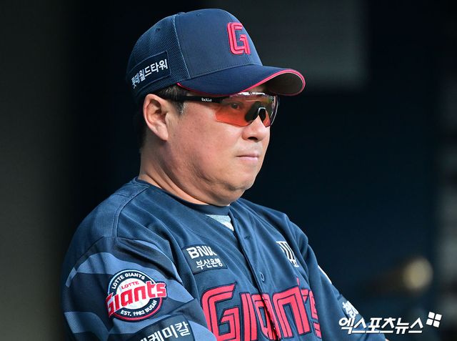 롯데 자이언츠는 29일 부산 사직야구장에서 열린 2025 신한 SOL Bank KBO리그 NC 다이노스와 홈경기에서 6-4로 승리했다. 김태형 롯데 감독은 이날 수비 상황에서 나온 결정적인 실책 3개를 두고 '연승을 이어가려 더 잘하려고 하다 보니 몇 개의 에러가 나온 거 같다. 오늘 경기를 계기로 더욱 좋아질 것'이라며 선수단을 감쌌다. 엑스포츠뉴스 DB