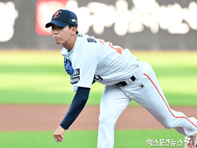 한화 이글스 투수 황준서가 올해 정규시즌 경기에 등판해 투구하고 있다. 엑스포츠뉴스 DB