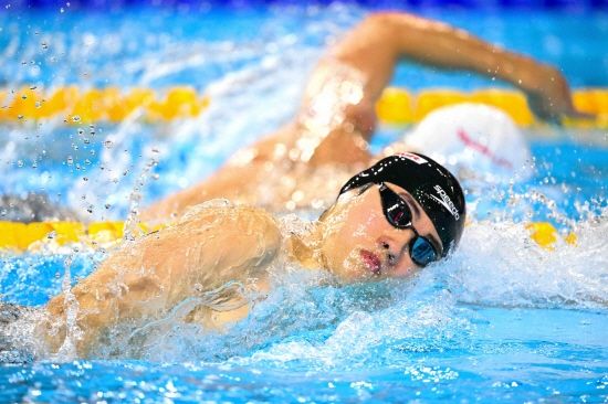 한국 수영 간판 황선우가 29일 싱가포르 칼랑의 세계수영선수권대회 아레나에서 열린 2025 국제수영연맹 싱가포르 세계수영선수권대회 남자 자유형 200m 결승에서 1분44초72의 기록으로 4위를 기록했다. 황선우는 이번 대회 입상으로 한국 수영 최초로 세계선수권 4개 대회 연속 입상에 도전했으나 0.18초가 부족해 뜻을 이루지 못했다. 연합뉴스