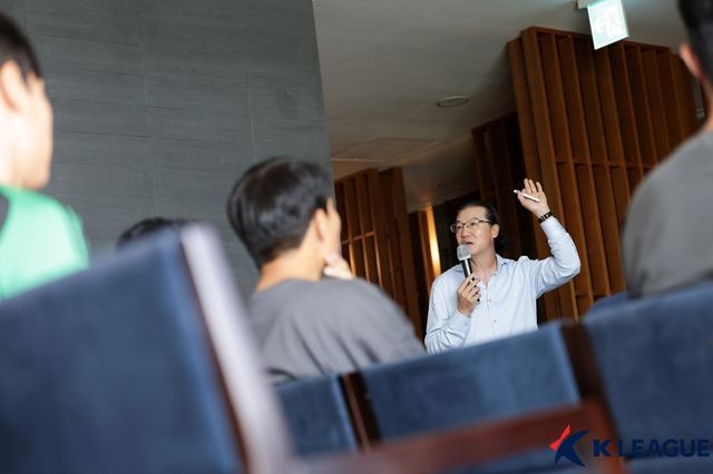 김판곤 감독이 뉴캐슬 유나이티드를 상대로 승리를 따내겠다고 다짐했다. 김 감독은 2년 전 팀 K리그가 스페인 라리가의 강팀 아틀레티코 마드리드를 꺾은 것처럼 K리그 팬들을 위해 지난 시즌 프리미어리그에서 5위를 차지한 뉴캐슬전에서 승리하겠다고 말했다. 사진 한국프로축구연맹