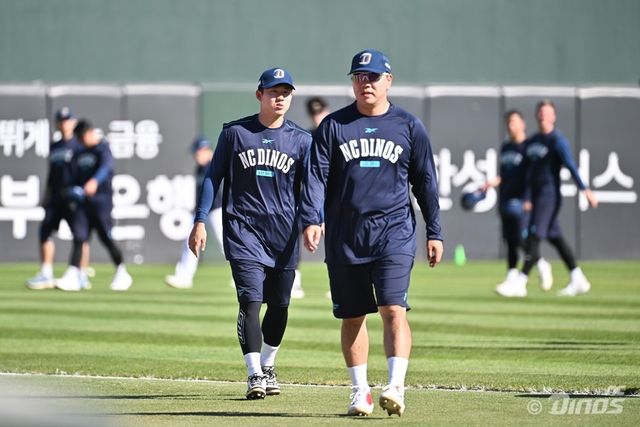지난 28일 트레이드를 통해 NC 다이노스로 이적한 이우성과 최원준이 29일 롯데 자이언츠전을 앞두고 훈련에 임하고 있다. NC 다이노스