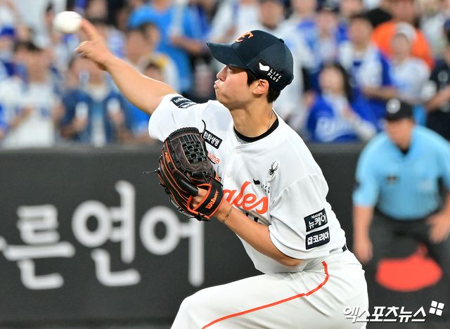 한화 이글스 엄상백이 29일 대전 삼성 라이온즈전에 구원 등판해 투구하고 있다. 대전, 김한준 기자