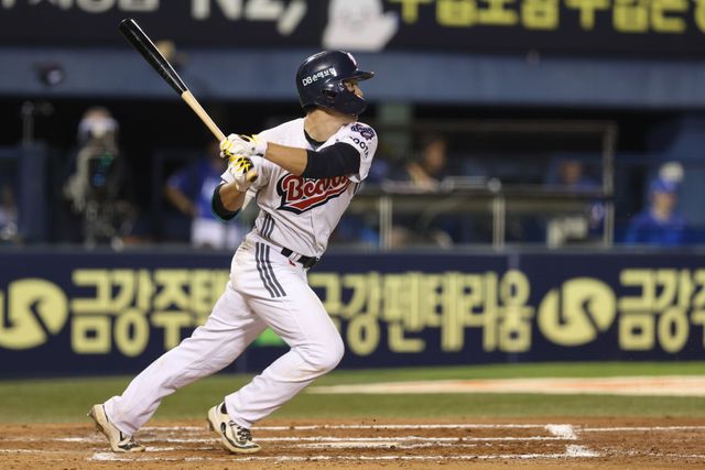 2일 오후 서울 송파구 잠실야구장에서 열린 2025 신한 SOL Bank KBO리그 삼성 라이온즈와 두산 베어스의 경기, 8회말 1사 2, 3루서 두산 오명진이 2타점 적시타를 때려냈다. 두산 베어스