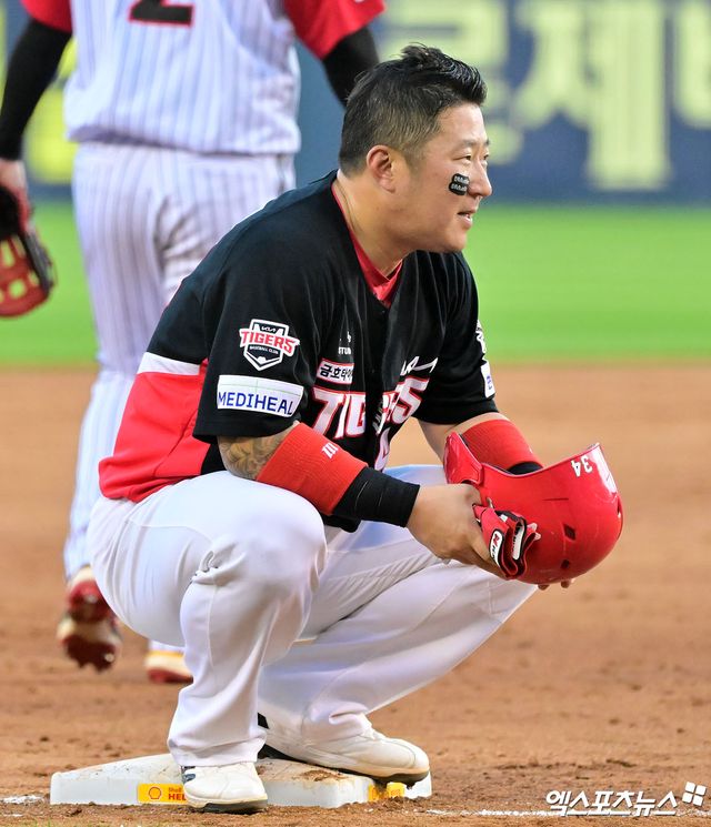 29일 오후 서울 송파구 잠실야구장에서 열린 '2025 신한 SOL Bank KBO리그' KIA 타이거즈와 LG 트윈스의 경기, 8회초 1사 1,2루 KIA 최형우가 박찬호의 1타점 적시타때 3루까지 진루한 후 숨을 고르고 있다. 엑스포츠뉴스 DB