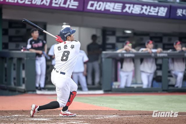 롯데 자이언츠 캡틴 전준우가 2일 부산 사직야구장에서 열린 2025 신한 SOL Bank KBO리그 LG 트윈스와의 팀 간 7차전에서 4타수 2안타 1홈런 2타점 2득점을 기록, 팀 승리를 견인했다. 사진 롯데 자이언츠