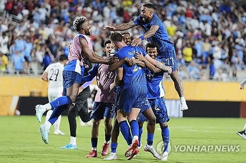 이미 부자 구단인 알힐랄(사우디아라비아)이 축구에서 새 역사를 만들자 엄청난 승리 수당을 선수들에게 줬다.&nbsp; 글로벌 축구 매체 '원풋볼'이 지난 2일(한국시간) 맨체스터 시티(잉글랜드)를 꺾은 알힐랄이 선수들에게 엄청난 금액의 보너스를 줬을 거라고 보도했다.&nbsp;연합뉴스