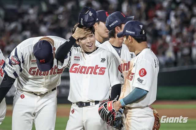 롯데 자이언츠 외야수 김동혁이 3일 부산 사직야구장에서 열린 2025 신한 SOL Bank KBO리그 LG 트윈스와의 팀 간 8차전에서 9회말 호수비로 팀 승리에 힘을 보탠 뒤 기뻐하고 있다. 사진 롯데 자이언츠