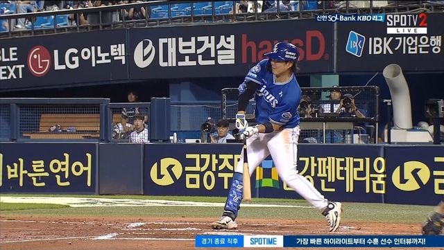 2일 오후 서울 잠실야구장에서 열린 '2025 신한 SOL Bank KBO리그' 삼성 라이온즈와 두산 베어스의 경기, 7회초 1사 삼성 류지혁이 방망이를 휘두르다가 중간에 멈췄다. 3루심은 스윙을 선언했다. SPOTV 중계화면 캡처