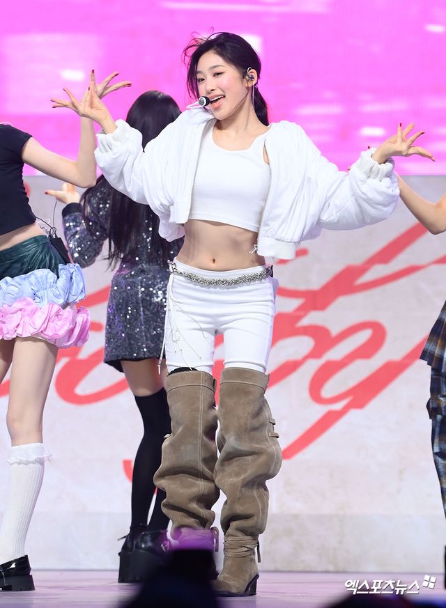 23일 오후 서울 용산구 블루스퀘어 SOL트래블홀에서 열린 그룹 베이비돈크라이(Baby DONT Cry)의 첫 싱글 앨범 '에프 걸(F Girl)' 발매 기념 미디어 쇼케이스가 열렸다. 그룹 베이비돈크라이 베니가 타이틀 곡 '에프 걸' 무대를 선보이고 있다. 엑스포츠뉴스 DB