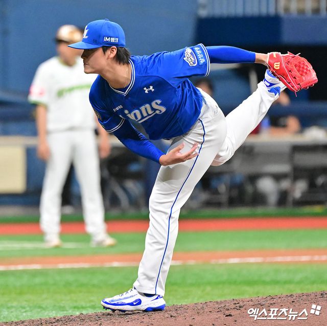 27일 오후 서울 구로구 고척스카이돔에서 열린 '2025 신한 SOL Bank KBO리그' 삼성 라이온즈와 키움 히어로즈의 경기, 8회말 2사 1루 삼성 이호성이 공을 힘차게 던지고 있다. 엑스포츠뉴스 DB