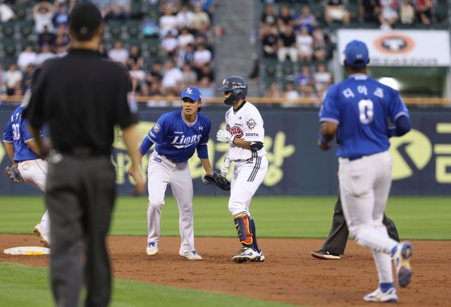 2일 오후 서울 송파구 잠실야구장에서 열린 2025 신한 SOL Bank KBO리그 삼성 라이온즈와 두산 베어스의 경기, 4회말 2사 2루에서 두산 박준순이 우중간 적시타로 선취점을 뽑았다. 상대 송구가 연결되는 사이 2루 베이스를 노린 박준순은 양의지가 안전하게 홈 베이스를 밟는 걸 확인한 뒤 1루와 2루 사이에서 태그아웃됐다. 두산 베어스