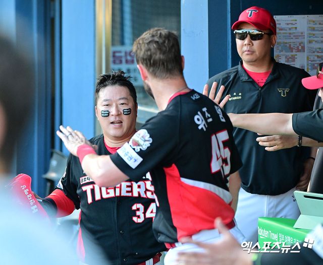 29일 오후 서울 송파구 잠실야구장에서 열린 '2025 신한 SOL Bank KBO리그' KIA 타이거즈와 LG 트윈스의 경기, 6회초 1사 2,3루 KIA 최형우가 김석환의 2타점 3루타때 득점에 성공하고 있다. 엑스포츠뉴스 DB