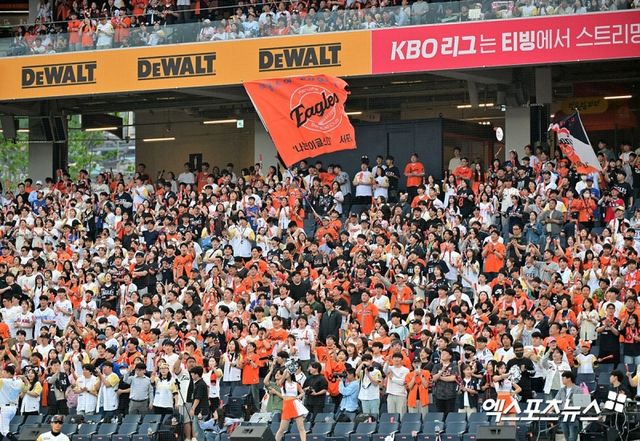 한화 이글스는 3일 대전 한화생명 볼파크에서 열린 2025 신한 SOL Bank KBO리그 NC와의 홈경기에서 오후 7시 14분 기준 1만7000석 전석 매진을 달성하며 시즌 36번째 매진을 달성했다. 엑스포츠뉴스DB