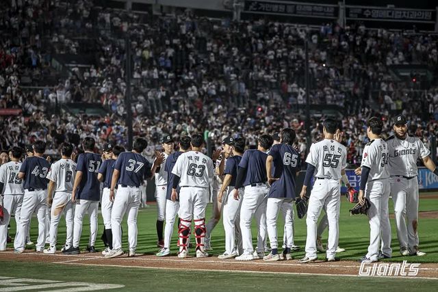 롯데 자이언츠가 주축 선수들의 부상 이탈 악재에도 전반기 막판까지 3위를 유지하면서 포스트시즌 진출 도전을 이어가고 있다. 사진 롯데 자이언츠