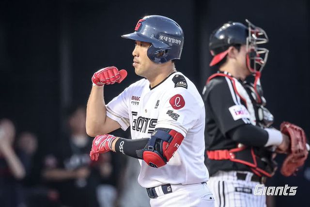 롯데 자이언츠 캡틴 전준우가 2일 부산 사직야구장에서 열린 2025 신한 SOL Bank KBO리그 LG 트윈스와의 팀 간 7차전에서 4타수 2안타 1홈런 2타점 2득점을 기록, 팀 승리를 견인했다. 사진 롯데 자이언츠