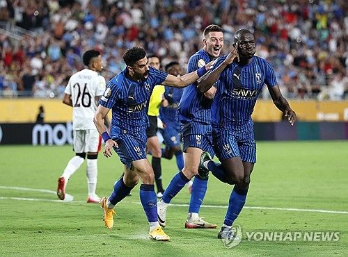 이미 부자 구단인 알힐랄(사우디아라비아)이 축구에서 새 역사를 만들자 엄청난 승리 수당을 선수들에게 줬다.&nbsp; 글로벌 축구 매체 '원풋볼'이 지난 2일(한국시간) 맨체스터 시티(잉글랜드)를 꺾은 알힐랄이 선수들에게 엄청난 금액의 보너스를 줬을 거라고 보도했다.&nbsp;연합뉴스