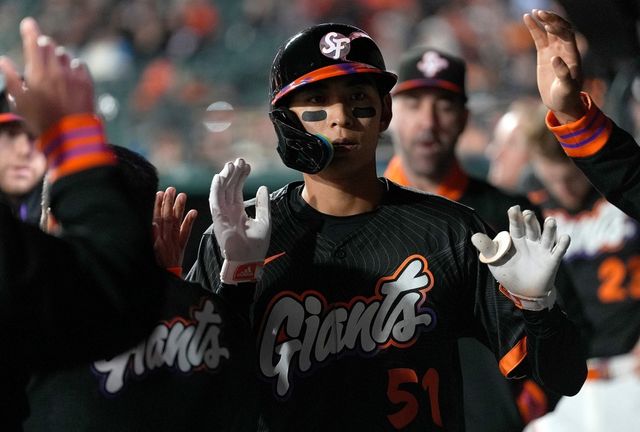 3일 미국 애리조나주 피닉스의 체이스필드에서 열린 2025 미국 메이저리그(MLB) 샌프란시스코 자이언츠와 애리조나 다이아몬드백스의 경기, 샌프란시스코 이정후가 5번타자 겸 중견수로 선발 출전해 첫 타석에서 3루타를 때려냈다. AFP 연합뉴스