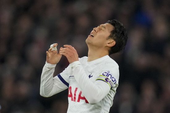 영국 매체 '풋볼런던'은 2일(한국시간) 토마스 프랑크 신임 감독 체제에서 토트넘의 2025-2026시즌 공격진 구상에 대해 전하며 손흥민이 없을 거라고 예상했다.&nbsp;손흥민은 지난 시즌까지 2년간 토트넘의 주장을 맡으면서 특히 2024-2025 유럽축구연맹(UEFA) 유로파리그 우승을 이끌고 트로피를 직접 들어올리는 등 공을 세웠으나 어느 덧 33살이 됐고, 스피드와 골결정력이 떨어져 이적 대상 중 한 명으로 거론되고 있다. 연합뉴스