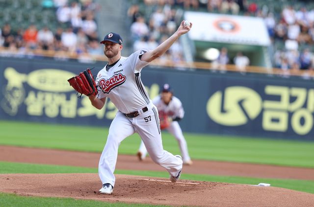 2일 오후 서울 송파구 잠실야구장에서 열린 2025 신한 SOL Bank KBO리그 삼성 라이온즈와 두산 베어스의 경기, 두산 선발투수 콜 어빈이 5⅓이닝 6피안타 3사사구 2탈삼진 무실점으로 승리투수가 됐다. 두산 베어스