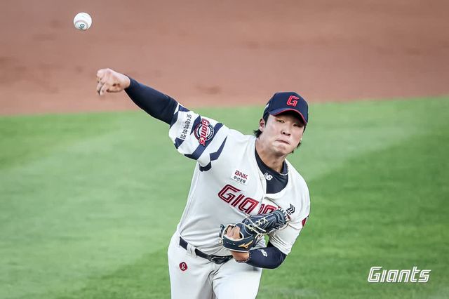 롯데 자이언츠 우완 영건 이민석이 3일 부산 사직야구장에서 열린 2025 신한 SOL Bank KBO리그 LG 트윈스와의 팀 간 8차전에 선발등판, 6.2이닝 무실점 호투로 팀의 연승과 공동 2위 도약에 힘을 보탰다. 사진 롯데 자이언츠