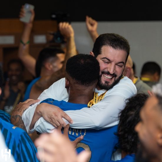 이미 부자 구단인 알힐랄(사우디아라비아)이 축구에서 새 역사를 만들자 엄청난 승리 수당을 선수들에게 줬다.&nbsp; 글로벌 축구 매체 '원풋볼'이 지난 2일(한국시간) 맨체스터 시티(잉글랜드)를 꺾은 알힐랄이 선수들에게 엄청난 금액의 보너스를 줬을 거라고 보도했다.&nbsp;알힐랄