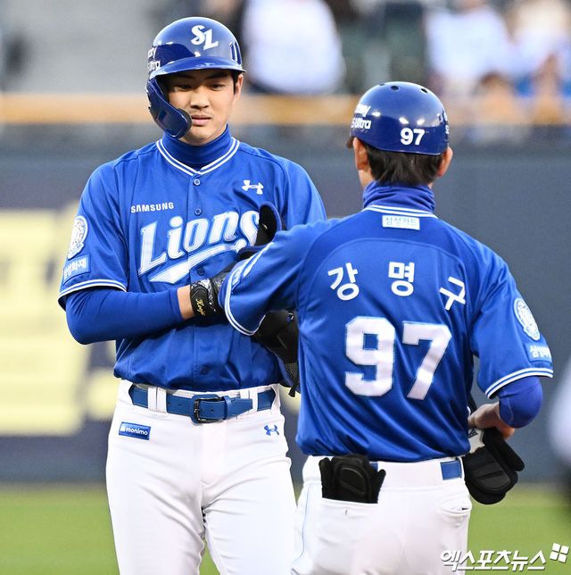 16일 오후 서울 송파구 잠실야구장에서 열린 '2025 신한 SOL Bank KBO리그' 삼성 라이온즈와 LG 트윈스의 경기, 1회초 1사 1루 삼성 구자욱이 2루타를 날린 후 타임을 요청하고 있다. 엑스포츠뉴스 DB