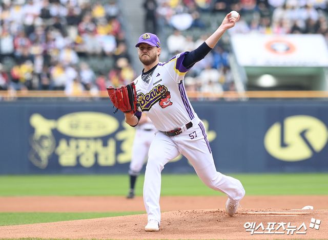 지난 5월 5일 오후 서울 잠실야구장에서 열린 2025 신한 SOL Bank KBO리그 LG 트윈스와 두산 베어스의 경기, 1회초 두산 선발투수 콜어빈이 공을 힘차게 던지고 있다. 엑스포츠뉴스 DB