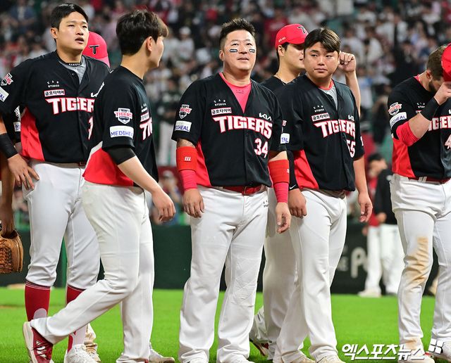 21일 오후 인천SSG랜더스필드에서 열린 '2025 신한 SOL Bank KBO리그' KIA 타이거즈와 SSG 랜더스의 경기, KIA와SSG가 11회 연장승부 끝에 5:5 무승부를 기록했다. 경기종료 후 KIA 선수단이 관중들에게 인사를 하고 있다. 엑스포츠뉴스 DB