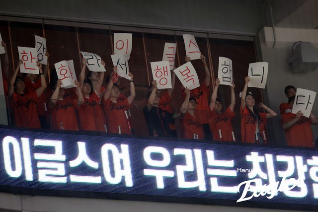 한화 이글스는 3일 대전 한화생명 볼파크에서 열린 2025 신한 SOL Bank KBO리그 NC와의 홈경기에서 오후 7시 14분 기준 1만7000석 전석 매진을 달성하며 시즌 36번째 매진을 달성했다. 한화 이글스