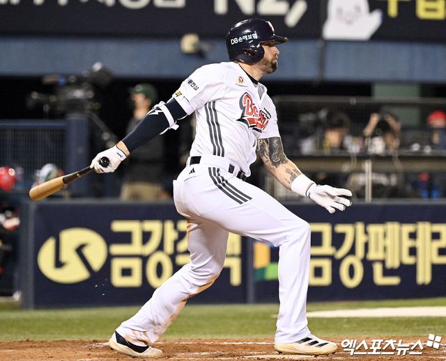 18일 오후 서울 송파구 잠실야구장에서 열린 '2025 신한 SOL Bank KBO리그' KIA 타이거즈와 두산 베어스의 경기, 7회말 무사 2루 두산 케이브가 1타점 적시타를 날리고 있다. 엑스포츠뉴스 DB