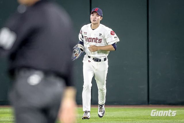 롯데 자이언츠 외야수 한승현이 3일 부산 사직야구장에서 열린 2025 신한 SOL Bank KBO리그 LG 트윈스와의 팀 간 8차전에서 7회초 LG 박해민의 장타성 타구를 호수비로 잡아내며 팀 승리에 힘을 보탰다. 사진 롯데 자이언츠