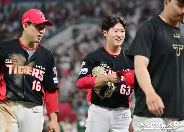 21일 오후 인천SSG랜더스필드에서 열린 '2025 신한 SOL Bank KBO리그' KIA 타이거즈와 SSG 랜더스의 경기, KIA와SSG가 11회 연장승부 끝에 5:5 무승부를 기록했다. 경기종료 후 KIA 이호민이 그라운드를 빠져나가고 있다. 엑스포츠뉴스 DB