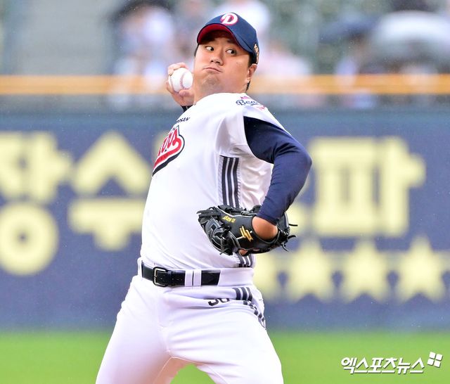 19일 오후 서울 송파구 잠실야구장에서 열린 '2025 신한 SOL Bank KBO리그' KIA 타이거즈와 두산 베어스의 경기, 6회초 두산 이영하가 공을 힘차게 던지고 있다. 엑스포츠뉴스 DB