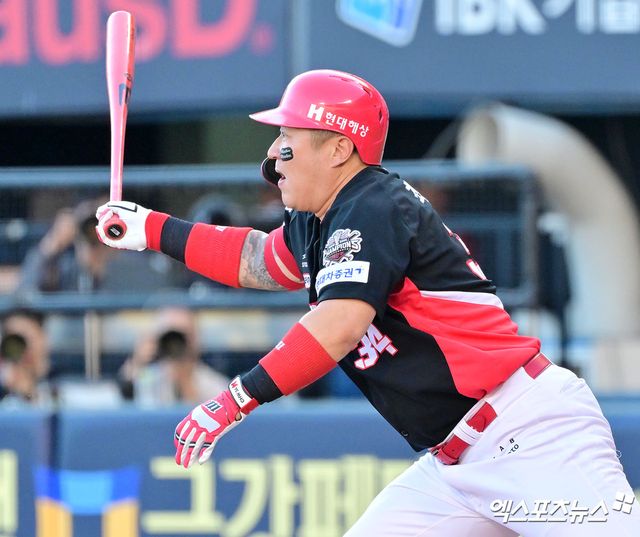 29일 오후 서울 송파구 잠실야구장에서 열린 '2025 신한 SOL Bank KBO리그' KIA 타이거즈와 LG 트윈스의 경기, 6회초 1사 1루 KIA 최형우가 중전안타를 날리고 있다. 엑스포츠뉴스 DB