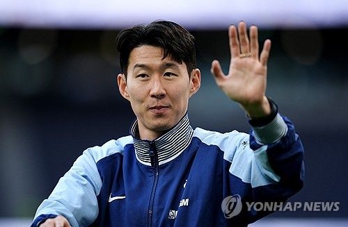영국 매체 '풋볼런던'은 2일(한국시간) 토마스 프랑크 신임 감독 체제에서 토트넘의 2025-2026시즌 공격진 구상에 대해 전하며 손흥민이 없을 거라고 예상했다.&nbsp;손흥민은 지난 시즌까지 2년간 토트넘의 주장을 맡으면서 특히 2024-2025 유럽축구연맹(UEFA) 유로파리그 우승을 이끌고 트로피를 직접 들어올리는 등 공을 세웠으나 어느 덧 33살이 됐고, 스피드와 골결정력이 떨어져 이적 대상 중 한 명으로 거론되고 있다. 연합뉴스