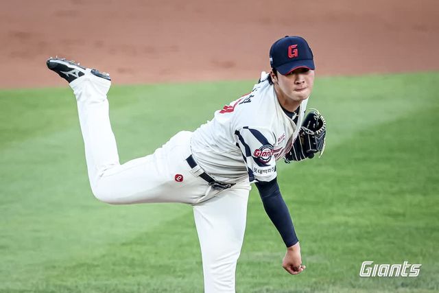 롯데 자이언츠 우완 영건 이민석이 3일 부산 사직야구장에서 열린 2025 신한 SOL Bank KBO리그 LG 트윈스와의 팀 간 8차전에 선발등판, 6.2이닝 무실점으로 호투했다. 사진 롯데 자이언츠