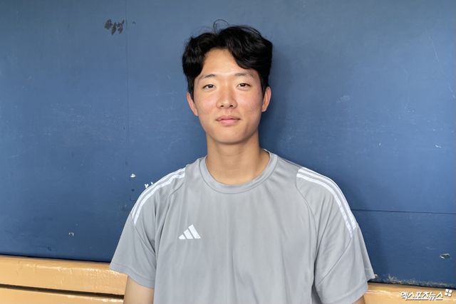 지난 1일 삼성 라이온즈전에 선발 등판해 7이닝 2실점을 기록한 두산 베어스 최민석이 2일 경기를 앞두고 취재진과 인터뷰에 응하고 있다. 엑스포츠뉴스 잠실, 김유민 기자