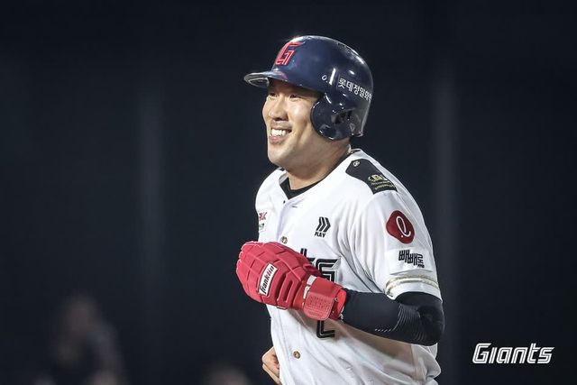롯데 자이언츠 캡틴 전준우가 3일 부산 사직야구장에서 열린 2025 신한 SOL Bank KBO리그 LG 트윈스와의 팀 간 8차전에서 8회말 결승 2타점 2루타를 기록했다. 사진 롯데 자이언츠