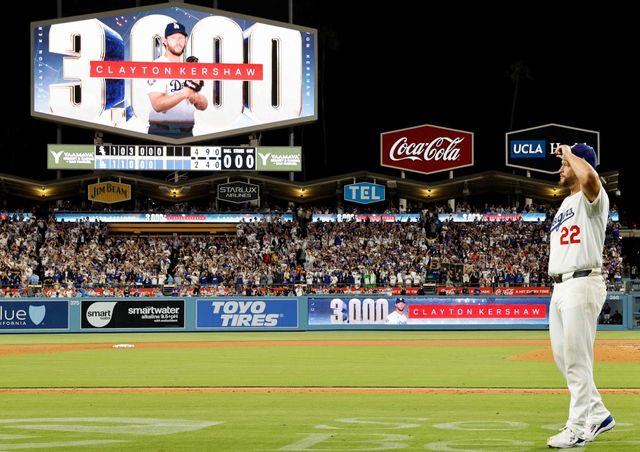3일 미국 캘리포니아주 로스앤젤레스의 다저스타디움에서 열린 2025 미국 메이저리그(MLB) 시카고 화이트삭스와 LA 다저스의 경기, 다저스 클레이튼 커쇼가 개인 통산 3000번째 탈삼진을 기록한 뒤 관중석을 바라보고 있다. AFP 연합뉴스