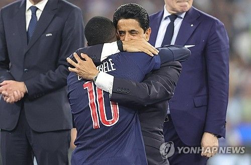 프랑스 매체 '레키프'가 3일(한국시간) 우스망 뎀벨레가 2024-2025시즌 발롱도르 수상 유력 후보라는 미국 스포츠 전문지 '스포츠 일러스트레이티드(SI)'의 보도를 인용해 보도했다.&nbsp;연합뉴스