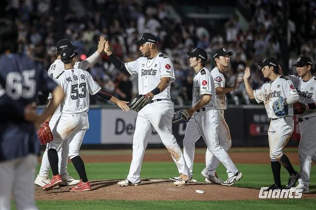 롯데 자이언츠가 주축 선수들의 부상 이탈 악재에도 전반기 막판까지 3위를 유지하면서 포스트시즌 진출 도전을 이어가고 있다. 사진 롯데 자이언츠
