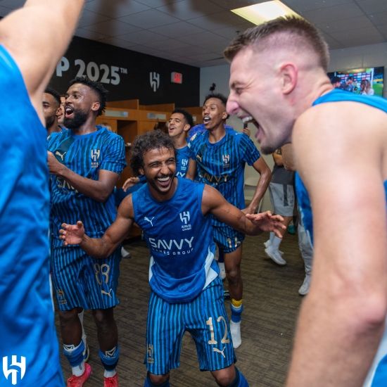 이미 부자 구단인 알힐랄(사우디아라비아)이 축구에서 새 역사를 만들자 엄청난 승리 수당을 선수들에게 줬다.&nbsp; 글로벌 축구 매체 '원풋볼'이 지난 2일(한국시간) 맨체스터 시티(잉글랜드)를 꺾은 알힐랄이 선수들에게 엄청난 금액의 보너스를 줬을 거라고 보도했다.&nbsp;알힐랄