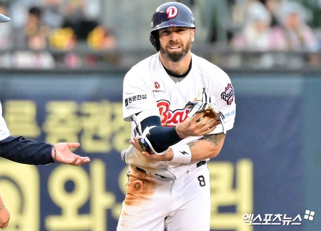 19일 오후 서울 송파구 잠실야구장에서 열린 '2025 신한 SOL Bank KBO리그' KIA 타이거즈와 두산 베어스의 경기, 3회말 2사 두산 케이브가 3루타를 날린 후 타임을 요청하고 있다. 엑스포츠뉴스 DB