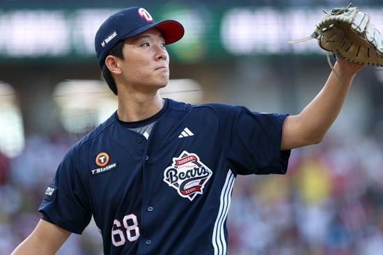 두산 베어스 투수 최민석이 지난 29일 광주 KIA전에 선발 등판해 79구 만에 6이닝 1실점 퀄리티 스타트 쾌투를 선보였다. 최민석은 디펜딩 챔피언 KIA 타선을 상대로 공격적인 투구를 선보이면서 시즌 3승을 달성했다. 두산 베어스