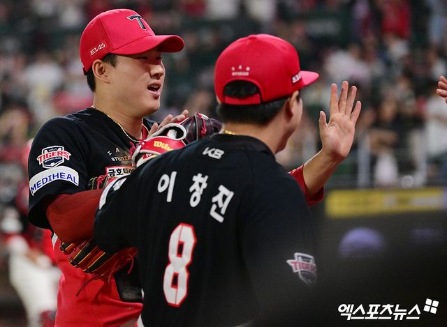 지난 6월 21일 오후 인천SSG랜더스필드에서 열린 '2025 신한 SOL Bank KBO리그' KIA 타이거즈와 SSG 랜더스의 경기, 9회말 1사 1,2루 KIA 최원준이 SSG 박성한의 우전안타때 홈으로 쇄도하는 에레디아를 아웃시키는 홈 보살에 성공하고 있다. 엑스포츠뉴스 DB